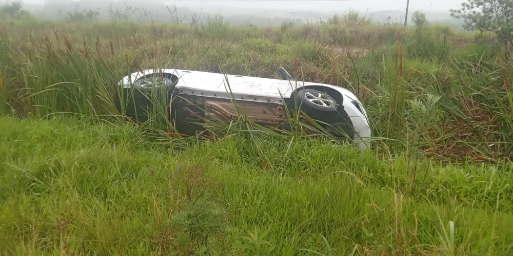 Onix está tombado na área de mata da BR-376