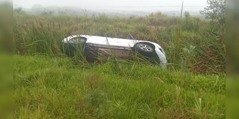 Onix está tombado na área de mata da BR-376