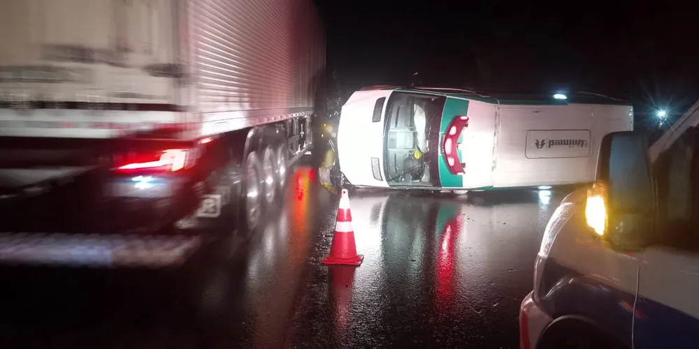 O acidente aconteceu por volta de 21 horas, quando a ambulância trafegava no km 219 da rodovia