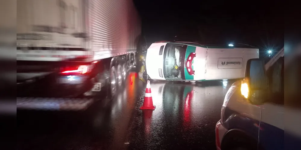 O acidente aconteceu por volta de 21 horas, quando a ambulância trafegava no km 219 da rodovia