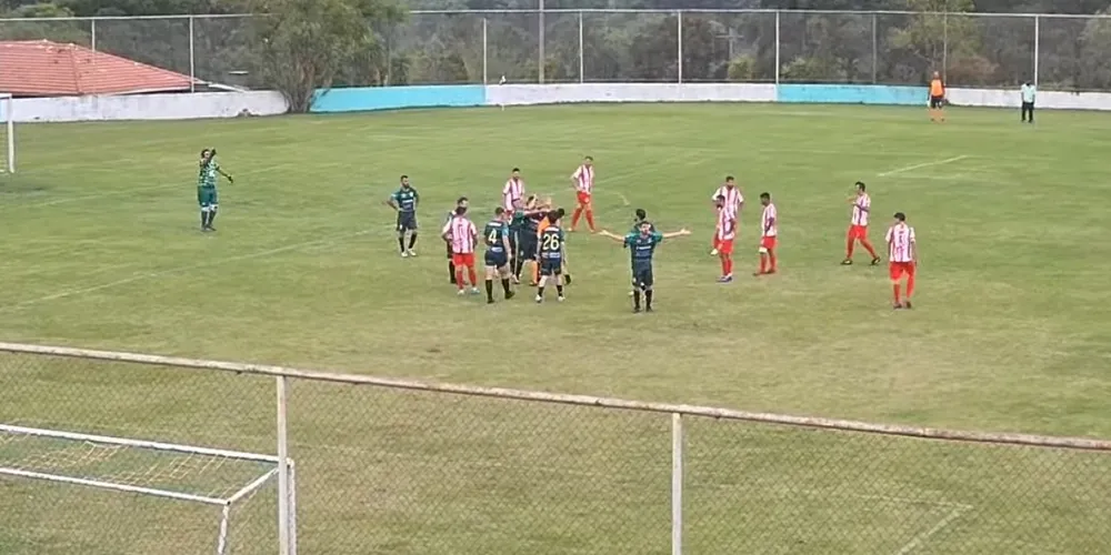 Após a expulsão, o atleta precisou ser contido para evitar novas agressões ao juiz