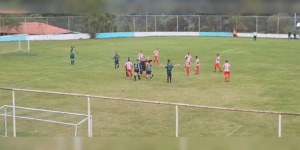 Após a expulsão, o atleta precisou ser contido para evitar novas agressões ao juiz