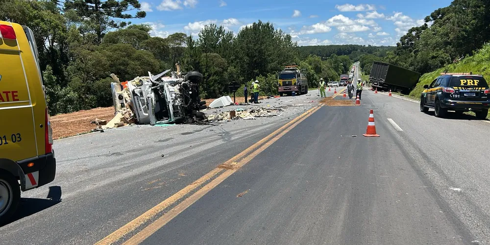 Os dois caminhões possuem placas de Curitiba (PR)