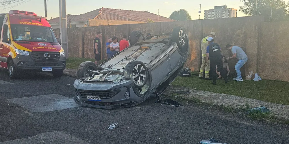 Veículo ficou de cabeça para baixo após a batida
