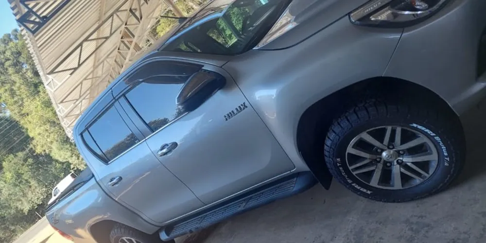 A caminhonete, uma Toyota Hilux, de cor prata, foi furtada