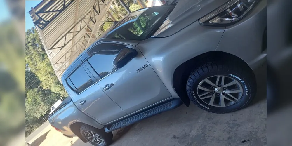 A caminhonete, uma Toyota Hilux, de cor prata, foi furtada