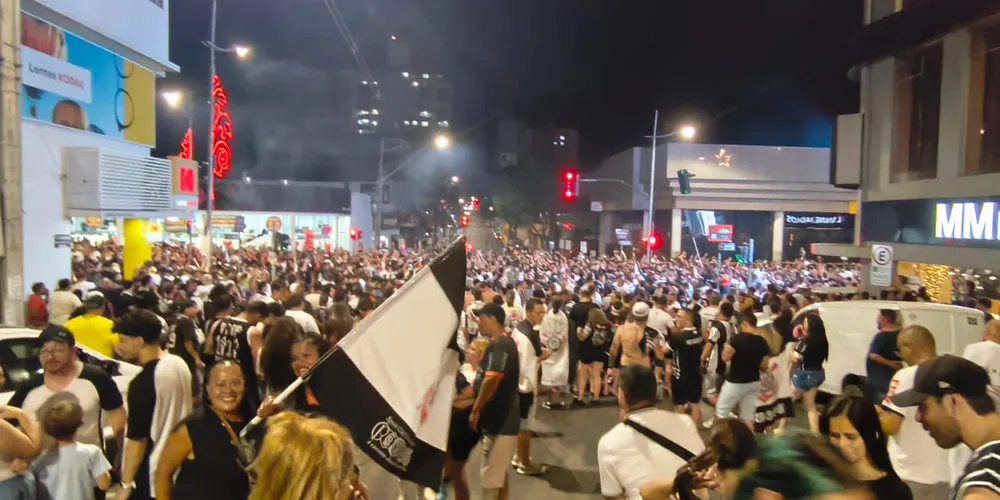 A torcida do Corinthians lota a avenida Vicente Machado