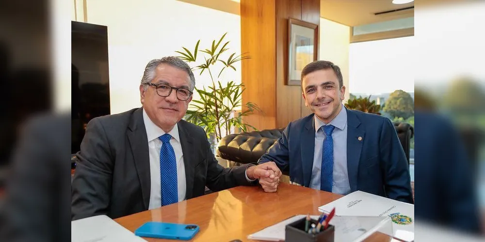 Deputado federal Aliel Machado (PV-PR) ao lado do ministro da Saúde, Alexandre Padilha