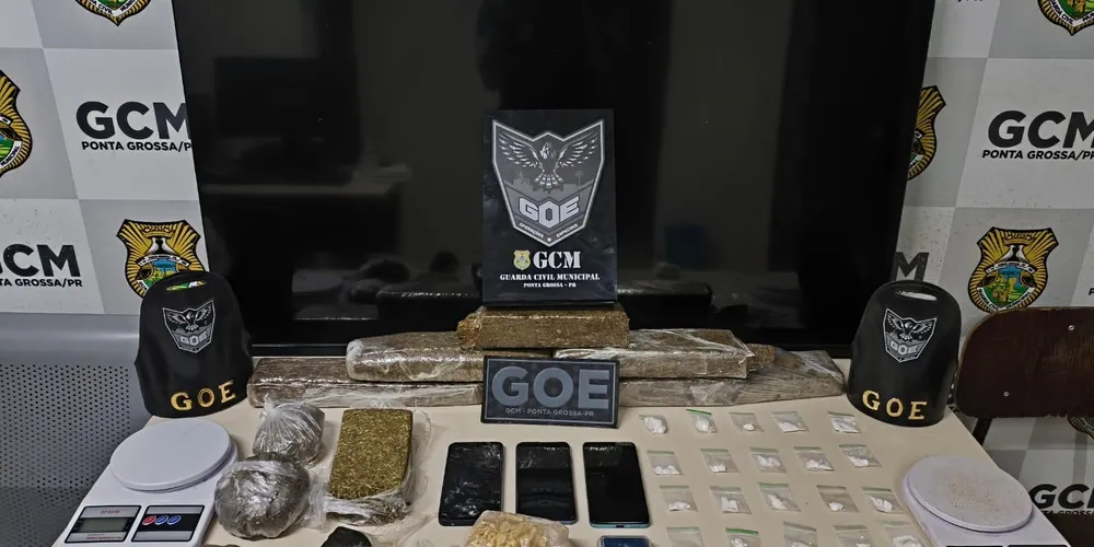 Na casa do suspeito, a GCM apreendeu substâncias análogas a maconha, crack, haxixe, cocaína, balanças de precisão e uma televisão
