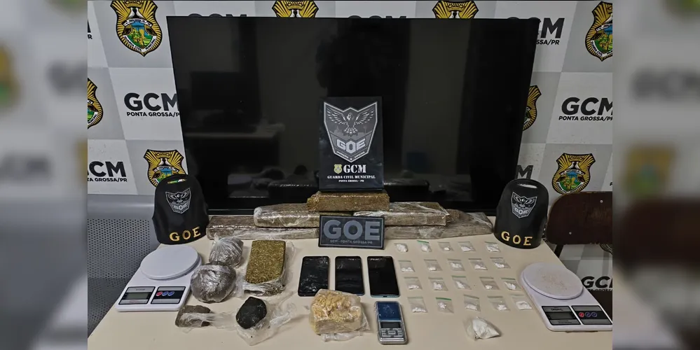 Na casa do suspeito, a GCM apreendeu substâncias análogas a maconha, crack, haxixe, cocaína, balanças de precisão e uma televisão