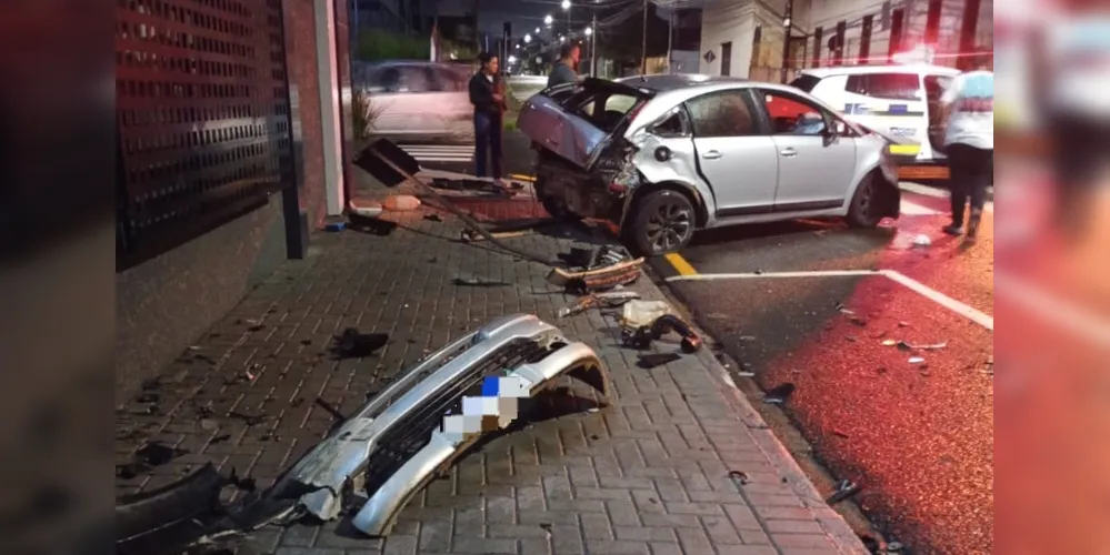 Colisão aconteceu na rua Bento Ribeiro, região da Nova Rússia, em Ponta Grossa