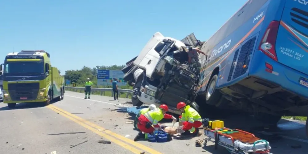 . O acidente envolveu uma carreta e um ônibus, e deixou seis vítimas fatais