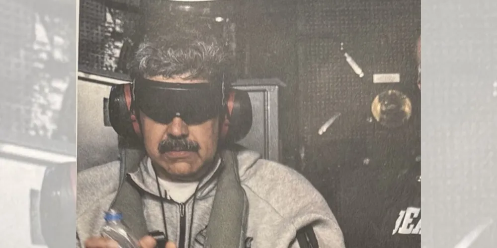 Na publicação, é possível ver Maduro algemado, segurando uma garrafa de água