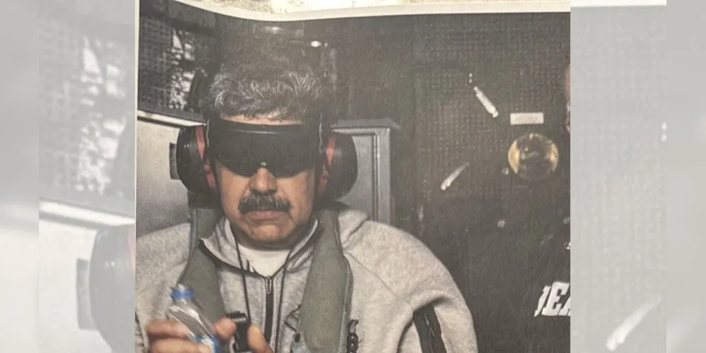 Na publicação, é possível ver Maduro algemado, segurando uma garrafa de água