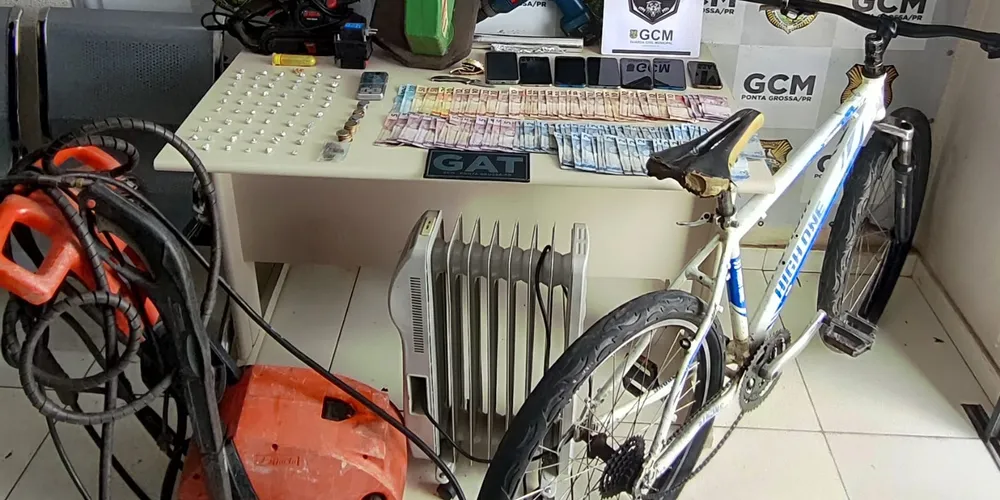 Ação resultou na apreensão de mais de 70 pedras de crack, dinheiro em notas trocadas e diversos objetos, entre eles ferramentas, celulares e outros itens