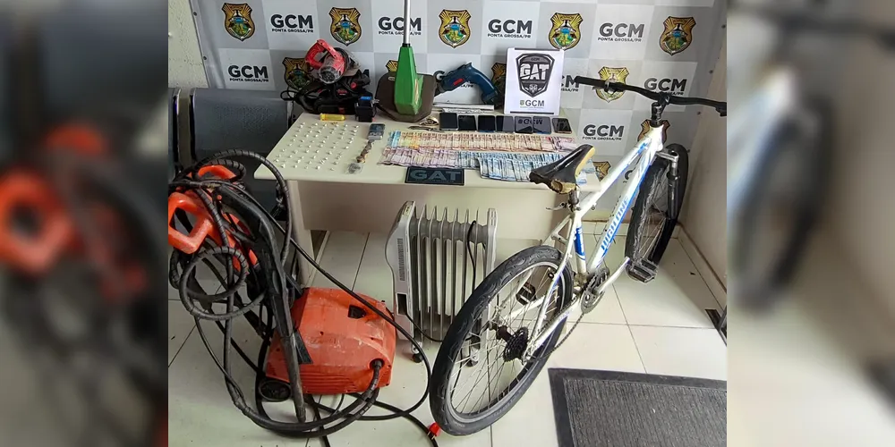 Ação resultou na apreensão de mais de 70 pedras de crack, dinheiro em notas trocadas e diversos objetos, entre eles ferramentas, celulares e outros itens