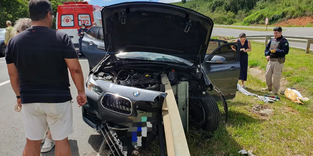 Defensa metálica atravessou o carro