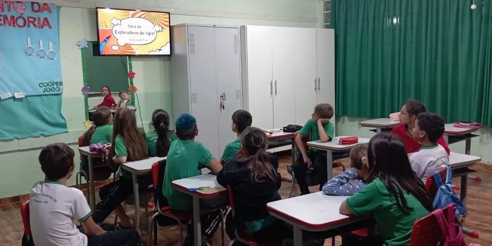 Os alunos iniciaram os trabalhos assistindo a produção do Vamos Ler e Frísia e fazendo a leitura da HQ