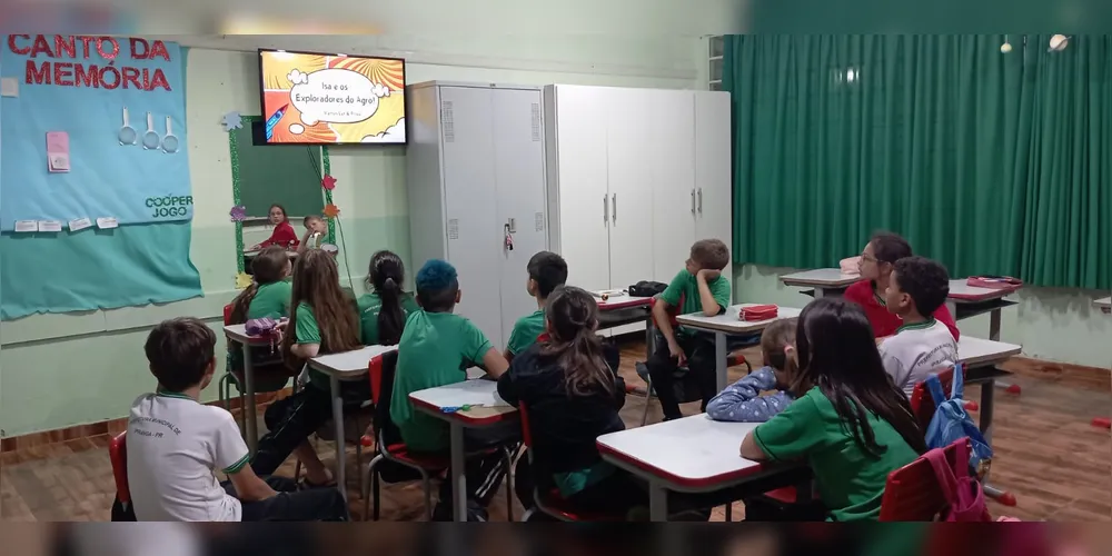 Os alunos iniciaram os trabalhos assistindo a produção do Vamos Ler e Frísia e fazendo a leitura da HQ
