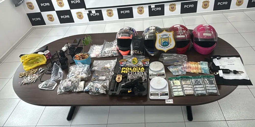 Foram apreendidas armas, drogas, celulares e dinheiros durante a operação