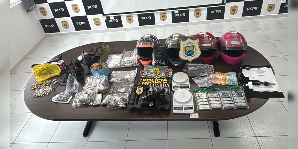 Foram apreendidas armas, drogas, celulares e dinheiros durante a operação