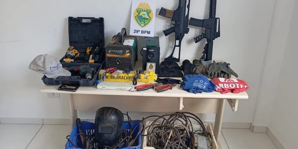 Foram encontrados dois simulacros de fuzil do tipo airsoft