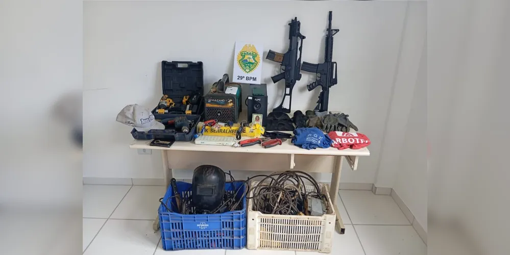 Foram encontrados dois simulacros de fuzil do tipo airsoft