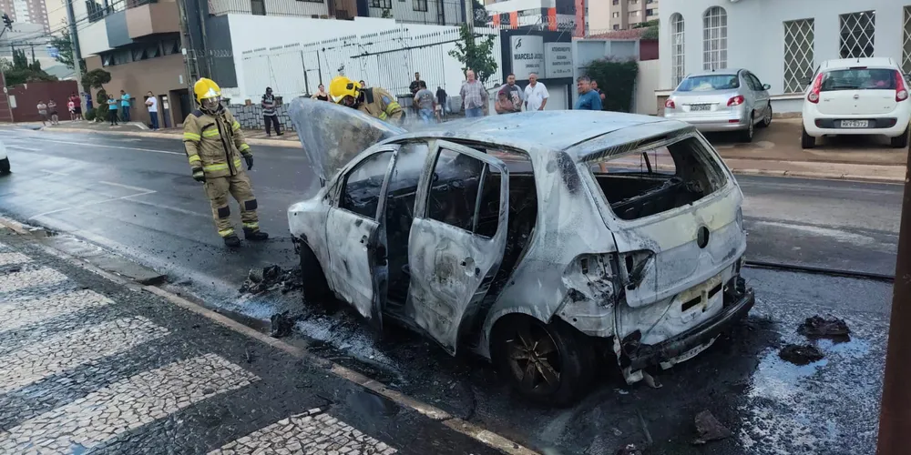 Veículo ficou completamente destruído
