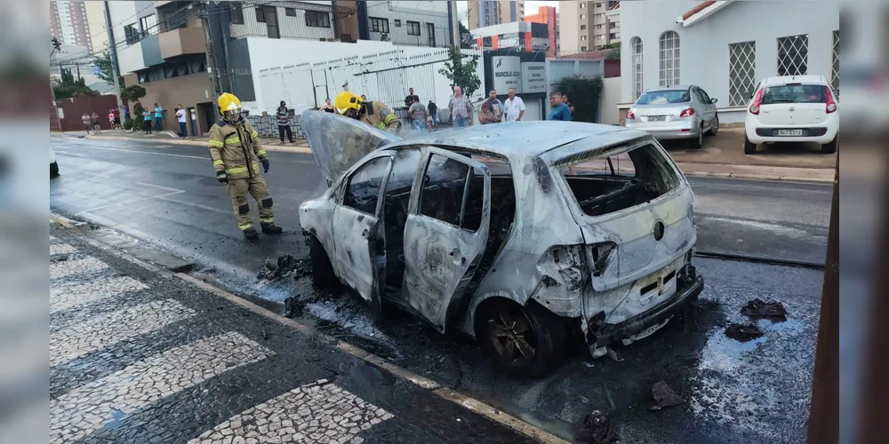 Veículo ficou completamente destruído
