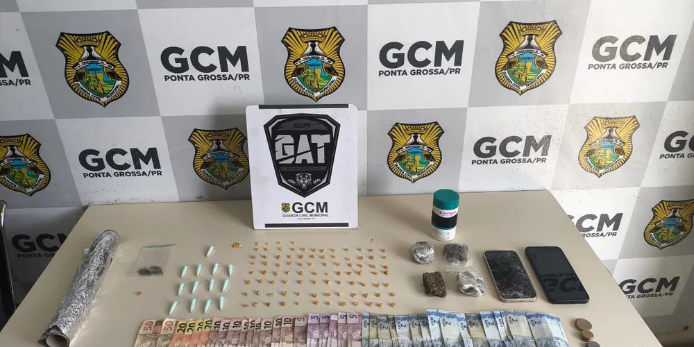 Drogas, dinheiro e aparelhos celulares também foram apreendidos