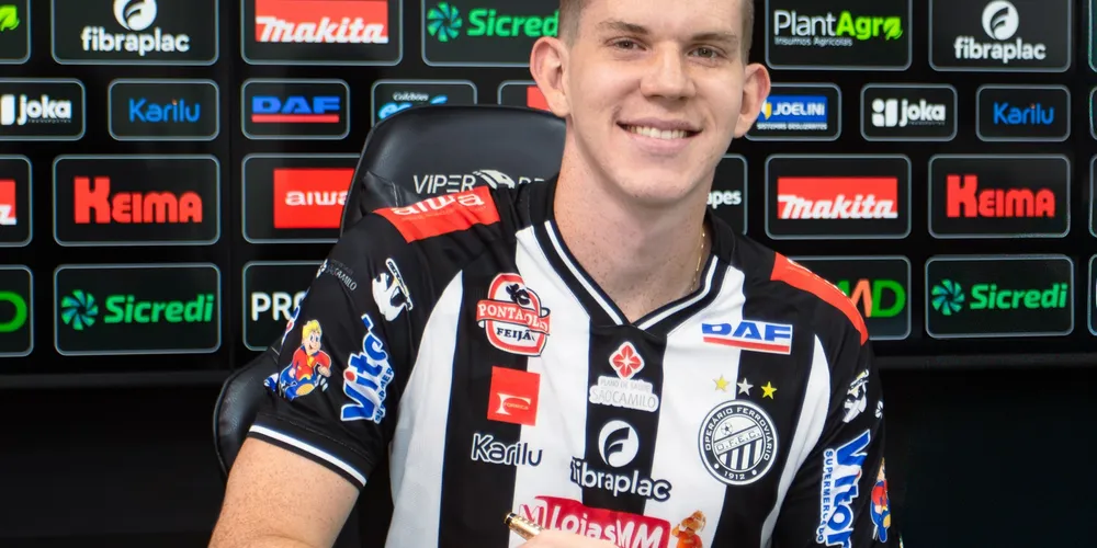 Zagueiro Bernardo Rodrigues assinando com o clube