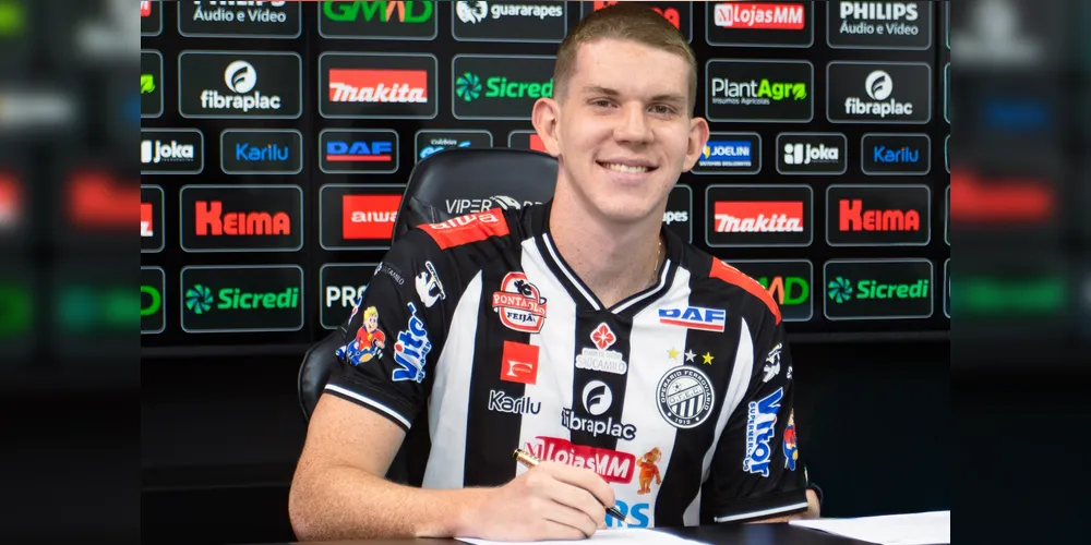 Zagueiro Bernardo Rodrigues assinando com o clube