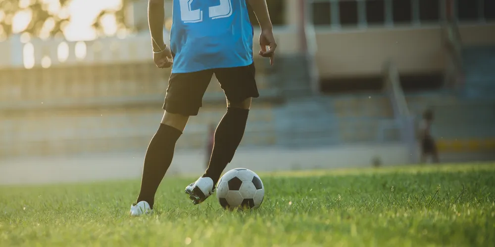 O trio se aproveita da relação das vítimas com o futebol para se aproximar das crianças
