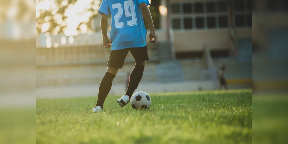 O trio se aproveita da relação das vítimas com o futebol para se aproximar das crianças