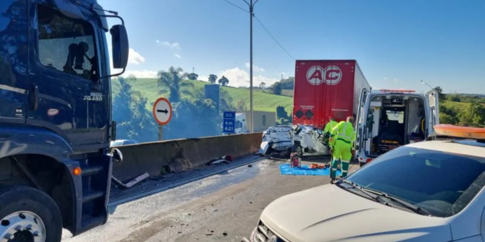 O veículo foi prensado entre os caminhões