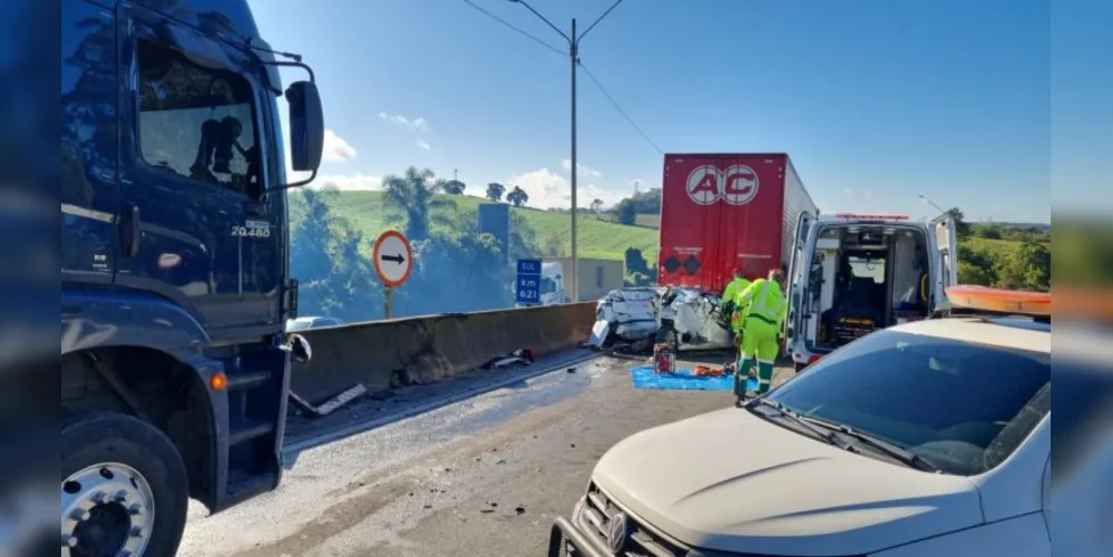 O veículo foi prensado entre os caminhões