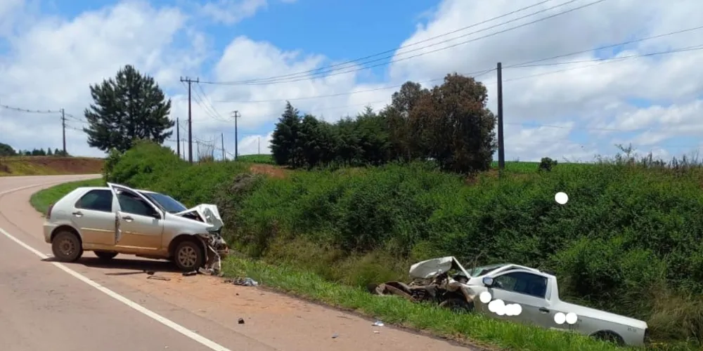 Um Fiat Palio, com placas de Carambeí, colidiu frontalmente com uma Volkswagen Saveiro, com placas de Ponta Grossa