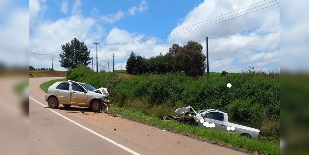 Um Fiat Palio, com placas de Carambeí, colidiu frontalmente com uma Volkswagen Saveiro, com placas de Ponta Grossa