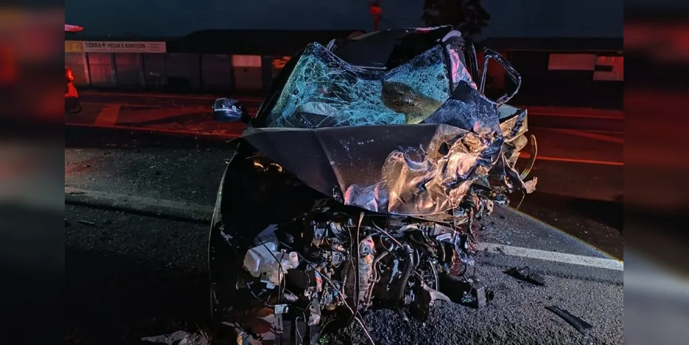 A batida aconteceu por volta das 4h25, no km 535 da rodovia