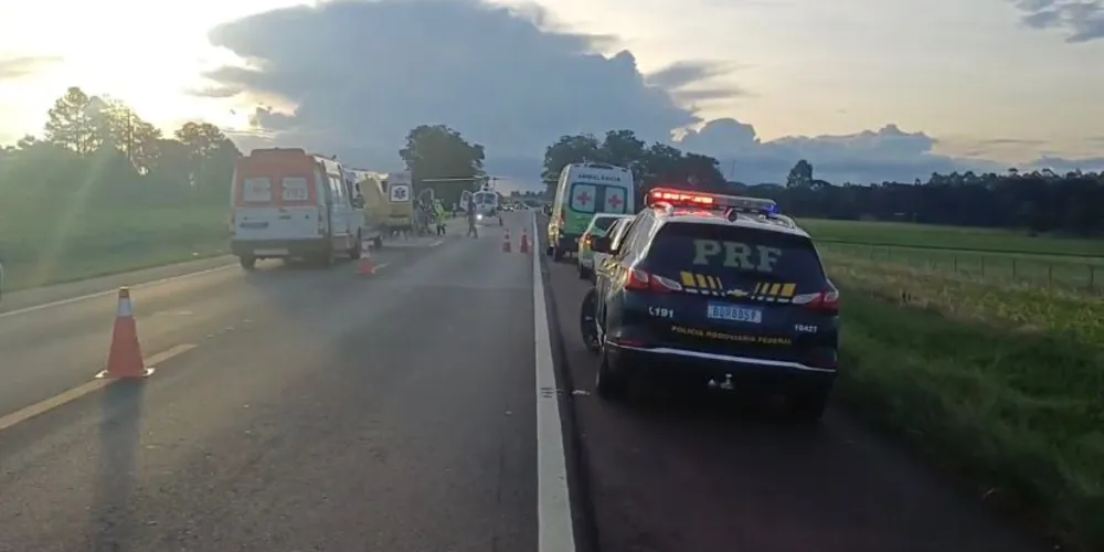 Equipes da Polícia Rodoviária Federal, Serviço de Atendimento Móvel de Urgência (Samu), suporte aéreo e concessionária estiveram no local