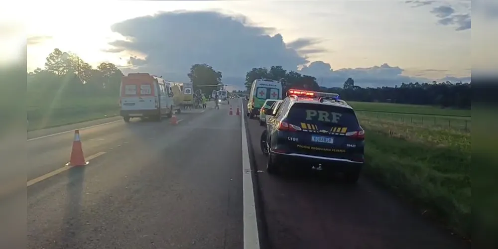 Equipes da Polícia Rodoviária Federal, Serviço de Atendimento Móvel de Urgência (Samu), suporte aéreo e concessionária estiveram no local