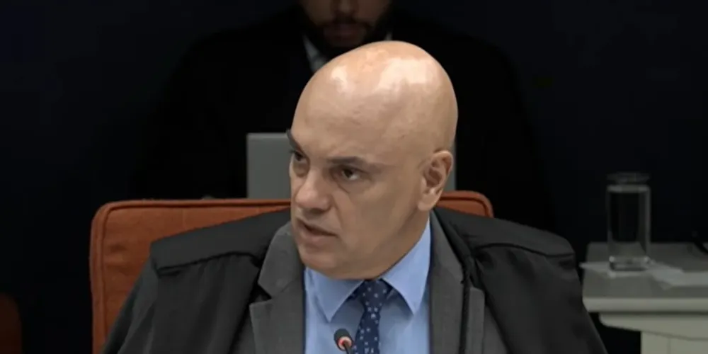 Alexandre de Moraes, para antecipar a prisão do ex-presidente Jair Bolsonaro (PL) foi a informação de que ele tentou violar a tornozeleira eletrônica