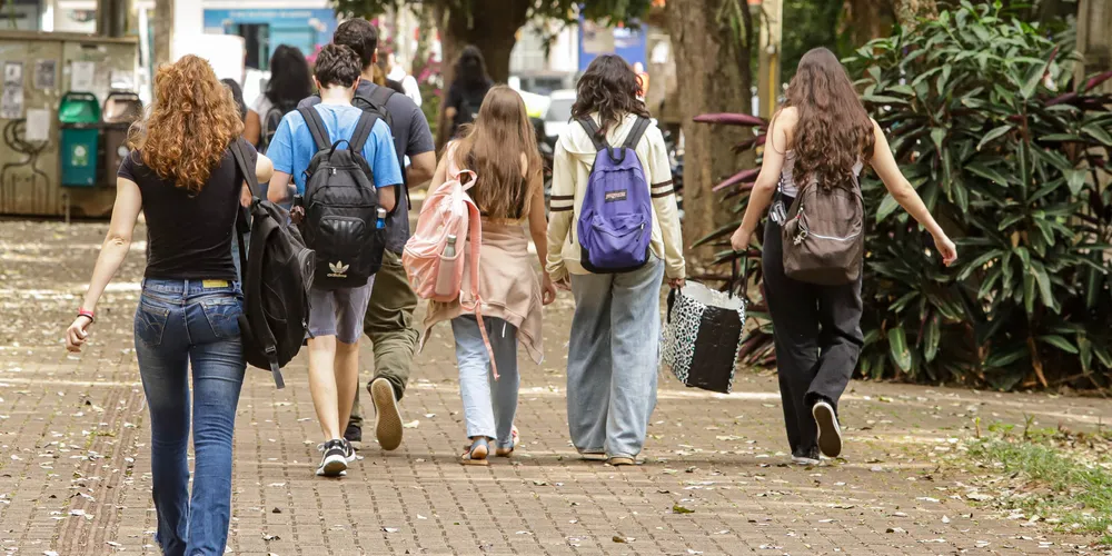 O número de jovens de 15 a 29 anos que estava fora da escola ou do mercado de trabalho caiu