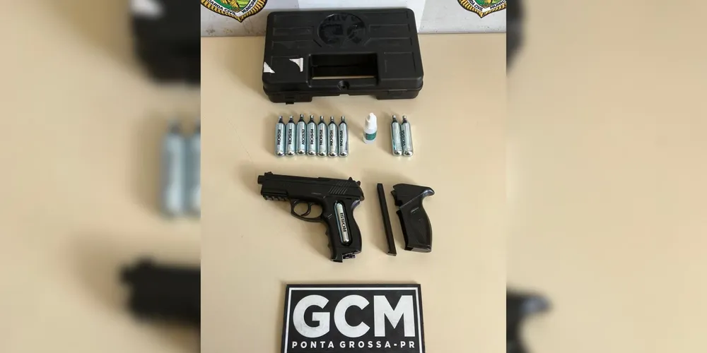 Os envolvidos e a arma de airsoft foram conduzidas até a autoridade policial