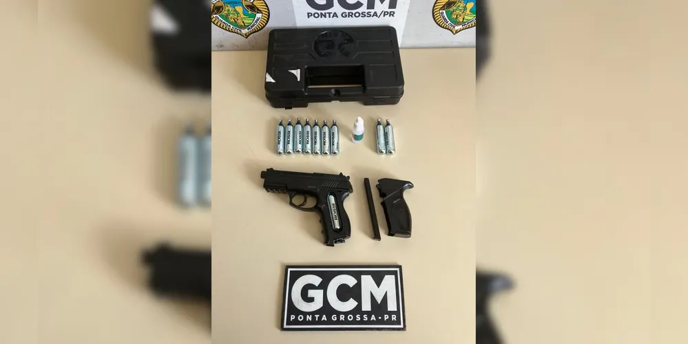 Os envolvidos e a arma de airsoft foram conduzidas até a autoridade policial