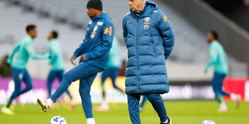 Ancelotti durante treino da Seleção na Decathlon Arena, em Lille