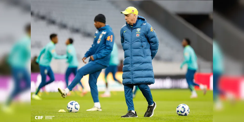 Ancelotti durante treino da Seleção na Decathlon Arena, em Lille