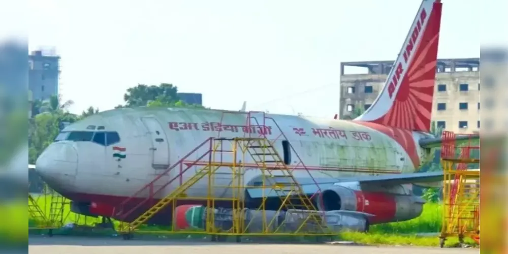 Aeronave estava estacionada discretamente em um canto remoto do Aeroporto de Calcutá, na Índia