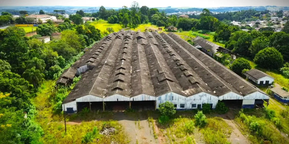 Barracões ficam localizados no bairro de Oficinas, ao lado do Estádio Germano Krüger