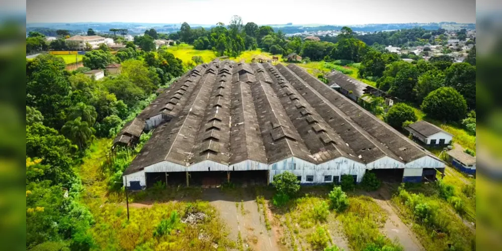 Barracões ficam localizados no bairro de Oficinas, ao lado do Estádio Germano Krüger